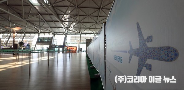 지난 3월22일 오전 인천국제공항 출국장이 코로나19의 장기화로 한산한 모습을 보이고 있다.