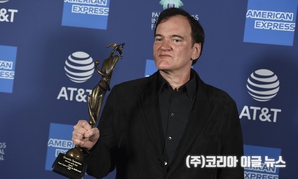 쿠엔틴 타란티노 감독이 2일(현지시간) 미 캘리포니아주 팜스프링스에서 열린 제31회 팜스프링스 국제영화제 시상식에서 영화 '원스 어폰 어 타임 인 할리우드'로 올해의 감독상을 받고 프레스룸에서 포즈를 취하고 있다. 2020.01.03.