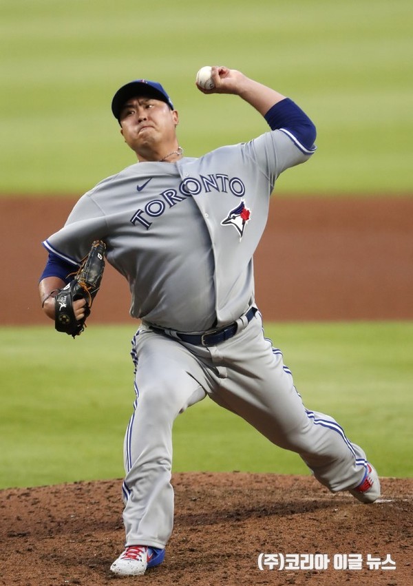 토론토 블루제이스의 류현진이 14일(현지시간) 미 워싱턴주 시애틀의 T-모바일파크에서 열린 2021 메이저리그(MLB) 시애틀 매리너스와의 경기에 선발 등판해 1회 투구하고 있다. 류현진은 1회 2점 홈런을 내주며 출발했고 토론토는 3회 초 현재 1-2로 끌려가고 있다. 2021.008.15.