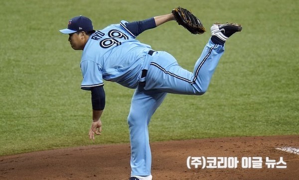 토론토 블루제이스의 류현진이 21일(현지시긴) 캐나다 온타리오주 토론토의 로저스센터에서 열린 2021 메이저리그(MLB) 디트로이트 타이거스와의 경기에 선발 등판해 1회 투구하고 있다. 류현진은 7이닝 5피안타 5삼진 무실점으로 투구해 팀의 3-0 승리를 이끌며 시즌 12승을 거뒀다. 2021.08.22.