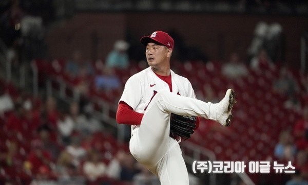 세인트루이스 카디널스의 김광현이 24일(현지시간) 미 미주리주 세인트루이스의 부시 스타디움에서 열린 2021 메이저리그(MLB) 디트로이트 타이거스와의 경기에 구원 등판해 7회 투구하고 있다. 김광현은 팀이 0-4로 뒤진 6회 4번째 투수로 나와 2이닝 무안타 무실점으로 막아 냈다. 2021.08.25.