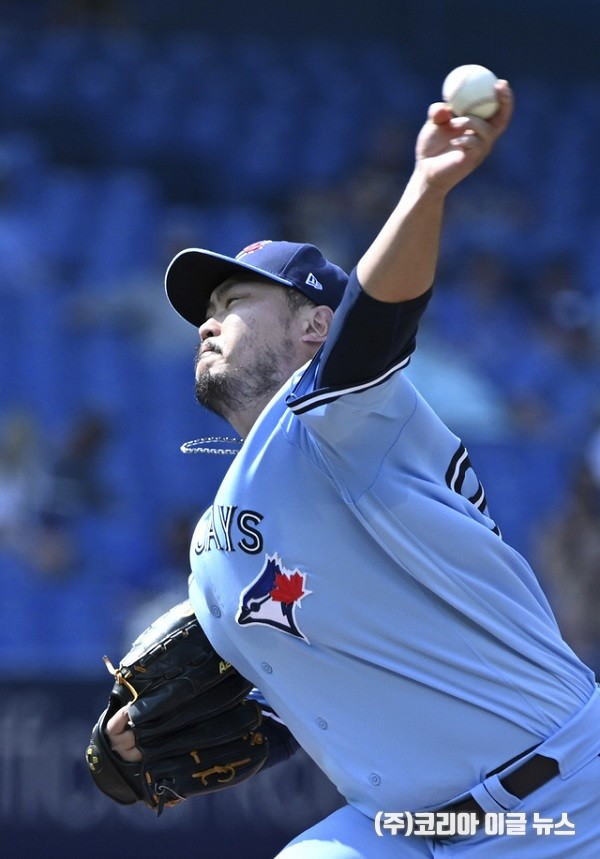 토론토 블루제이스의 류현진이 26일(현지시간) ) 캐나다 온타리오주 토론토의 로저스 센터에서 열린 2021 메이저리그(MLB) 시카고 화이트삭스와의 경기에 선발 등판해 1회 투구하고 있다. 류현진은 3⅔이닝 동안 7피안타(3홈런) 7실점을 기록했고 팀이 7-10으로 패하며 시즌 7패째를 기록했다. 2021.08.27.