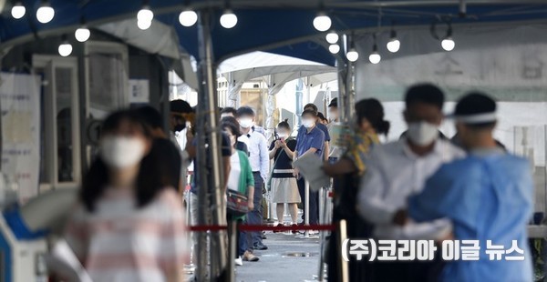  코로나19 신규 확진자가 2,080명으로 집계된 15일 오전 서울역 광장에 마련된 중구 임시 선별검사소에서 시민들이 검사를 받기 위해 기다리고 있다. 2021.09.15.