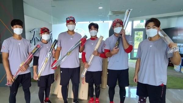 추신수에게 야구 용품 선물 받은 SSG랜더스 선수들.(사진제공/SSG랜더스)