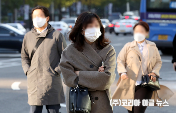 쌀쌀한 출근길 날씨를 보인 지난 25일 오전 서울 종로구 광화문 네거리에서 시민들이 발걸음을 재촉하고 있다. 2021.10.25.