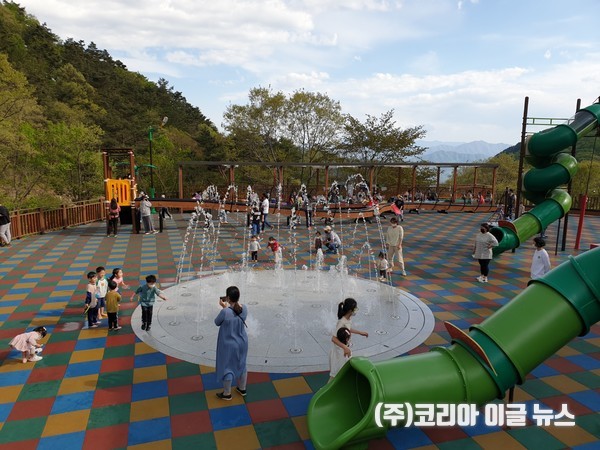 (사진제공/함양군_캠핑랜드에서 물놀이를 즐기는 어린이들)