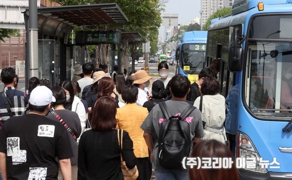  서울시가 발표한 '2021년 대중교통 이용현황'에 따르면 지난해 서울시내 가장 이용객이 많았던 버스정류장은 '고속터미널', 지하철역은 '강남역'으로 알려진 지난 11일 서울 고속터미널 시내버스정류장 모습. 서울 시내버스 일평균 이용수는 약 390만건이었으며 6577개 정류소 중 이용량이 가장 많았던 지점은 고속터미널이었다. 지하철 일평균 이용수는 461만건으로 서울 주요지점을 순환하는 2호선이 가장 많았으며 강남역이 가장 붐비는 지하철역으로 꼽혔다. 2022.05.18.