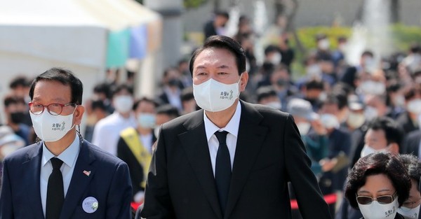 윤석열 대통령이 18일 오전 광주 북구 운정동 국립5·18민주묘지에서 열린 5·18민주화운동 42주기 기념식에 참석하고 있다. 착용한 마스크에는 "오월을 드립니다" 행사 주제가 쓰여 있다. (공동취재사진) 2022.05.18.