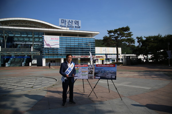 (사진/마산역 앞에서 복합환승센터 추진계획을 설명하고 있는 허성무 창원시장 후보)