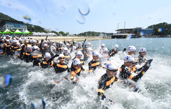 사진/27일 해군사관생도들이 전투수영훈련을 위해 해사 앞바다의 해상훈련장으로 들어가며 파이팅을 외치고 있다. (제공=해군사관학교)