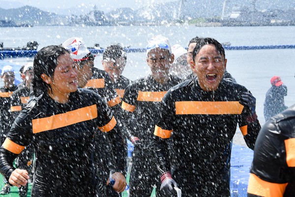 사진/ 27일 해군사관생도들이 전투수영훈련을 마치고 바다에서 나오며 해수를 씻어내고 있다.(제공=해군사관학교)