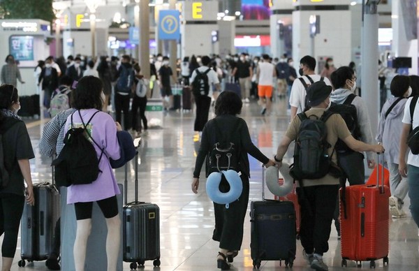 본격적인 휴가철을 맞은 23일 오전 인천국제공항 제1여객터미널 출국장이 이용객들로 붐비고 있다. 2022.07.23.