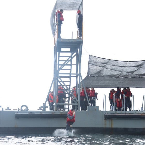 사진/ 화천함 승조원이 비상이함 훈련을 통해 해상 재난사고시 생존성 향상에 나서고 있다. (제공=작전사령부 8전투훈련단)