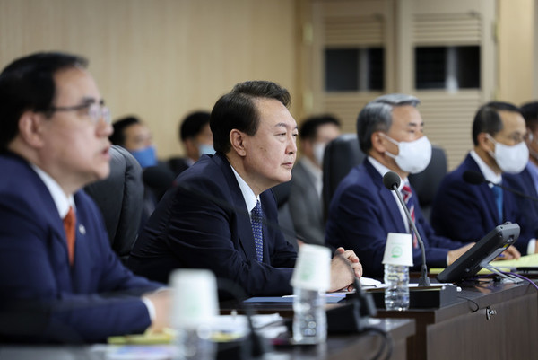 윤석열 대통령이 지난 4일 오전 서울 용산 대통령실 국가위기관리센터에서 북한의 중거리 탄도미사일 발사 관련 국가안전보장회의(NSC) 상임위원회에 임석해 있다. (사진=대통령실 제공) *재판매 및 DB 금지