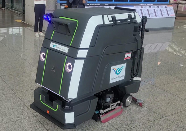 인천공항 제1여객터미널에서 운용을 시작한 청소로봇의 모습. /사진 인천공항공사 제공 *재판매 및 DB 금지