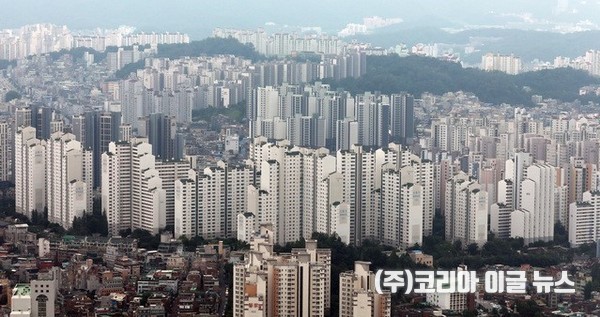 최근 이어지는 금리 인상에 서울 아파트 중위 전셋값이 6억원 이하로 떨어졌다. KB국민은행의 월간 시계열에 따르면 이달 서울 아파트 중위 전세가격은 5억9천966만원을 기록하며 지난해 2월 이후 1년8개월 만에 처음 6억원 밑으로 떨어졌다.