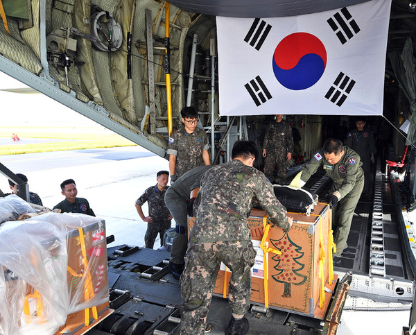 공군,"낙하산에 선물 싣고"… 남태평양서 '크리스마스 공수작전 ...