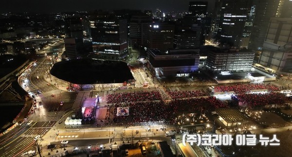 6일 오전 서울 광화문광장에서 붉은악마와 시민들이 태극기를 펼치고 월드컵 16강전 대한민국과 브라질의 경기 거리응원을 하고 있다. 2022.12.06.