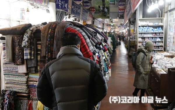 소상공인, 전통시장 체감경기가 두달 연속 악화한 것으로 알려진 1일 서울의 한 전통시장에서 상인이 손님을 기다리고 있다. 이는 경기 침체로 인한 소비 감소와 금리, 물가 상승 등이 원인으로 꼽힌다. 2022.12.01. 