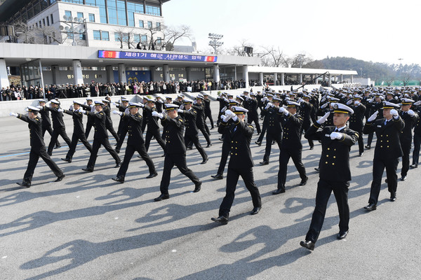 제81기 해군사관생도들이 연병장에서 분열하고 있다. (사진/제공=해군)