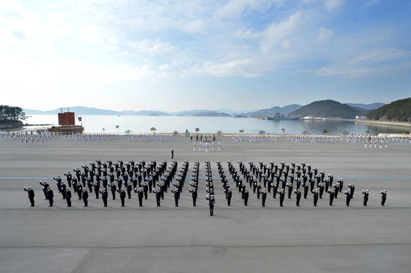 2월 3일(금) 해군사관학교 연병장에서 열린 입학식에서 제81기 해군사관생도들이 선서를 하고 있다. (사진/제공=해군)