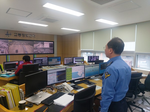 창원해경서장이 마창대교 관리사무소를 방문해 교통정보센터감시체계를 확인하고 있다. (사진/제공=창원해경)
