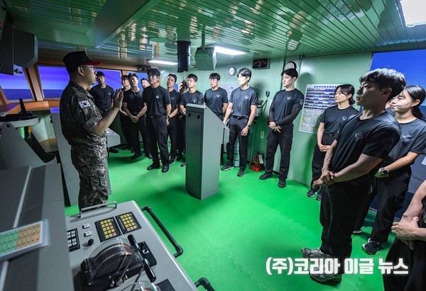 해양경찰 간부후보생 20명이 해군교육사령부 조함실습대에서 조함실습을 하고 있다. (사진/제공=해군)