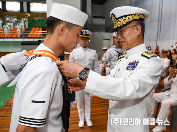 해군병 694기 수료식에서 교육사령관이 수상자에게 메달을 수여하고 있다. (사진/제공=해군)