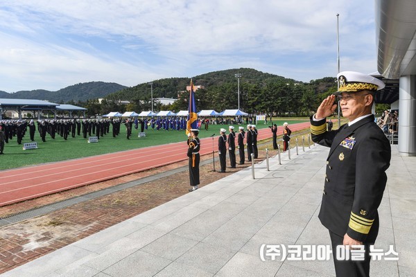 해군병 695기가 기초군사교육단 연병장에서 수료식을 진행하고 있다. (사진/제공=서준혁 중사)