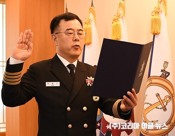27일, 제15대 기초군사교육단장 김영신 대령이 취임선서를 하고 있다.