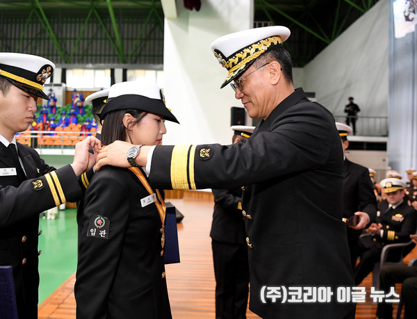해군 제282기 부사관후보생, 제8기 학군부사관후보생 수료 및 임관식이 거행된 가운데, 김성학 교육사령관이 정유민 하사에게 해군참모총장상을 전도수여하고 있다.(사진제공=정윤화 하사)