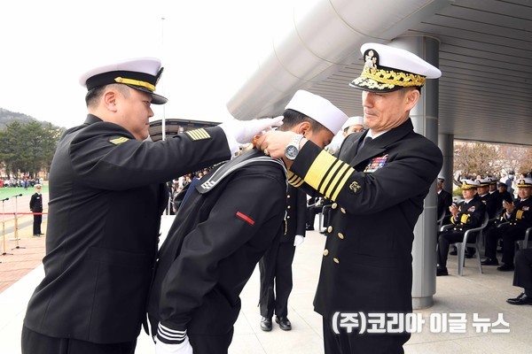  3월 7일 경남 창원시 해군교육사령부에서 진행된 해군병 700기 수료식에서 양용모 해군참모총장이 대표수병 양지혁 이병에게 메달을 걸어주고 있다. (사진/제공=해군)