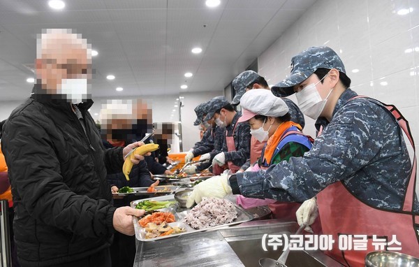 해군 제3함대사령부 32전투전대 소속 경남함 장병들이 11일 경남 창원시 진해구에 위치한 진해서부노인종합복지관을 찾아 노인들에게 따뜻한 점심 식사를 배식하고 있다. (사진/제공=해군)