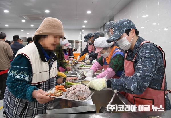 해군 제3함대사령부 32전투전대 소속 경남함 장병들이 11일 경남 창원시 진해구에 위치한 진해서부노인종합복지관을 찾아 노인들에게 따뜻한 점심 식사를 배식하고 있다. (사진/제공=해군)