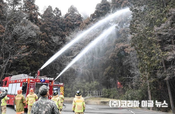 해군 진해기지사령부는 지난 2월 14일 진해 군항 내 산성산에서 화재진화 훈련을 실시하고 있다. (사진/제공=해군)