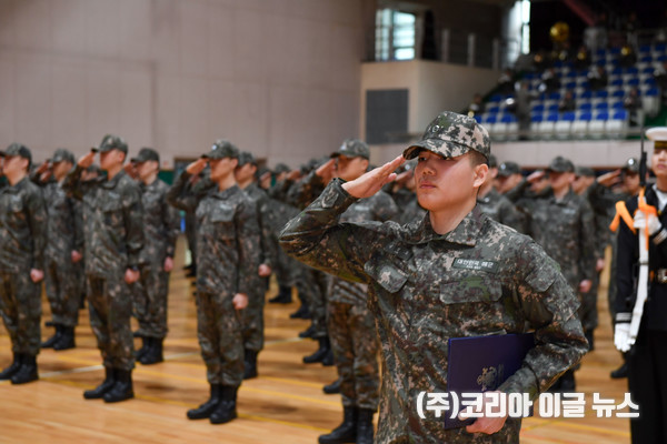 26일 해군사관학교 이인호관에서 열린 제136기 해군사관후보생 입교식에서 사관후보생들이 경례를 하고 있다. (사진/제공=해군)
