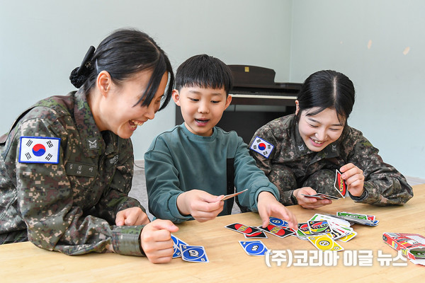 해군교육사 소속 조타초급반 초임하사들이 지역아동의 놀이보조 봉사활동을 진행하고 있다. (사진/제공=정윤화 하사)