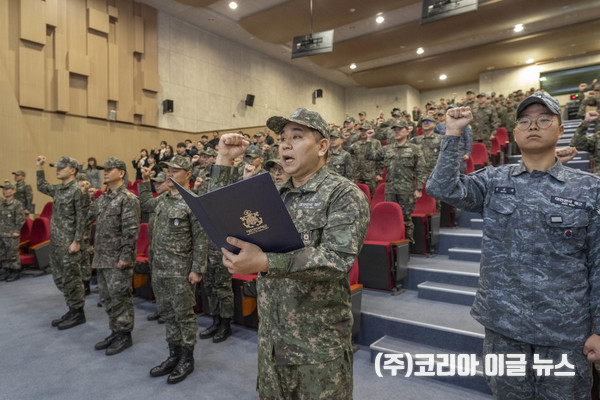 해군교육사령부 장병들이 리스펙 선포식에서 결의를 다지고 있다. (사진/제공=해군)