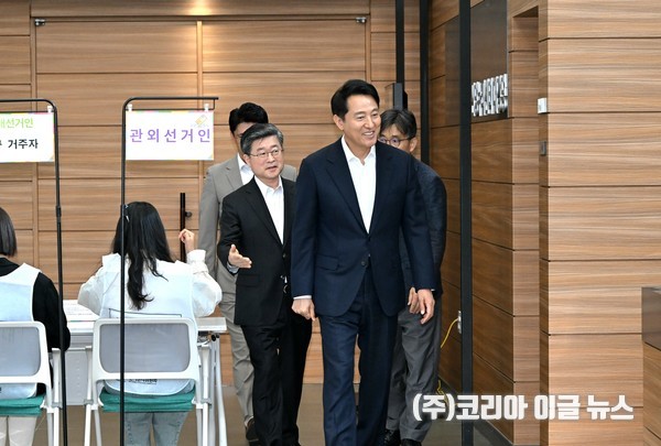 28일 오전 ‘제21대 대통령선거 사전투표소’가 설치된 신당누리센터를 찾은 오세훈 서울시장이 투표소 준비 상황을 점검하고 있다.  (사진/제공=서울시)