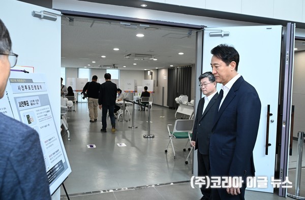 28일(수) 오전 ‘제21대 대통령선거 사전투표소’가 설치된 신당누리센터를 찾은 오세훈 서울시장이 투표소 준비 상황을 청취하고 있다.