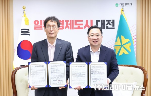 (오른쪽)이장우 대전시장이 한국도로공사와 함께 도시철도 2호선 공사로 인한 시민 불편을 최소화하기 위해 ‘고속도로 통행료 지원사업’ 업무협약을 체결했다.  (사진/제공=대전시)