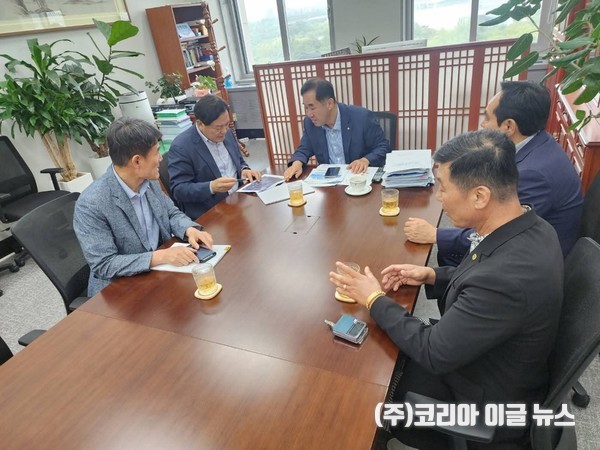 국회국토교통위원회 맹성규 위원장과 미팅 및 건의서 및 서명부를 직접 전달 하고있다.  