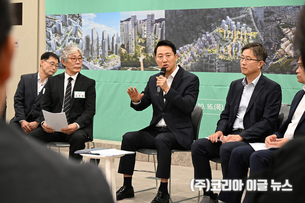 오세훈 서울시장이 16일 서울시청에서 열린 '주택공급 활성화를 위한 민·관정책협의회'에서 서울시정비사업연합회(회장 김준용)와 주택공급 정책과 관련해 의견을 나누고 있다.  (사진/제공=-서울시)