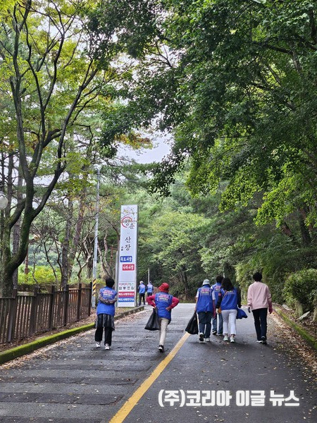 2명씩 짝을 지어 휴지줍기, 주변 청소를 하고 있다.