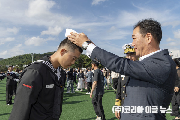 해군교육사령부는 10월 17일(금), 기초군사교육단 연병장에서 해군병 717기 수료식을 개최해 544명의 정예 해군병을 배출했다. 사진은 훈련병 가족이 훈련병에게 정모를 수여하고 있는 모습 (사진/제공= 정훈실 하사 홍성민)