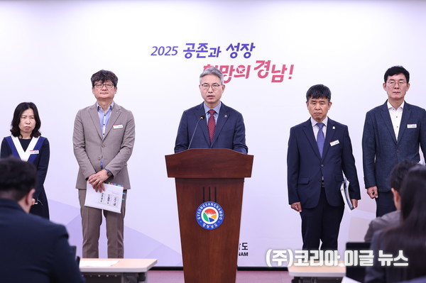 신종우 경상남도 도시주택국장이 브리핑을 하고 있다.  (사진/제공=경상남도)