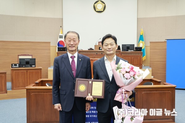 박해정 의원이 감사패를 수여 받고 기념사진을 찍고 있다.  (사진/제공=창원특례시의회)