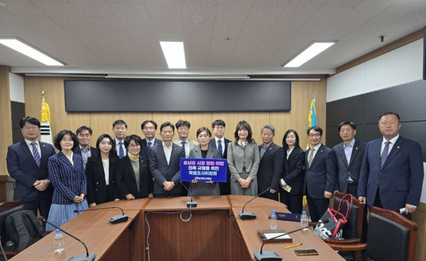 더불어민주당 경남 창원시의원단이 21일 홍남표 전임 시장 재임 시절의 탈법·위법 의혹 규명을 위한 특별조사위원회를 구성하고 있다. (사진/제공=더불어민주당 창원시의원단)