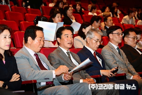 경남도의회 최학범 의장이 3.15아트센터에서 열린 ‘2025 경남학교 예술교육 페스티벌’에 참석했다.  (사진/제공=경상남도의회)