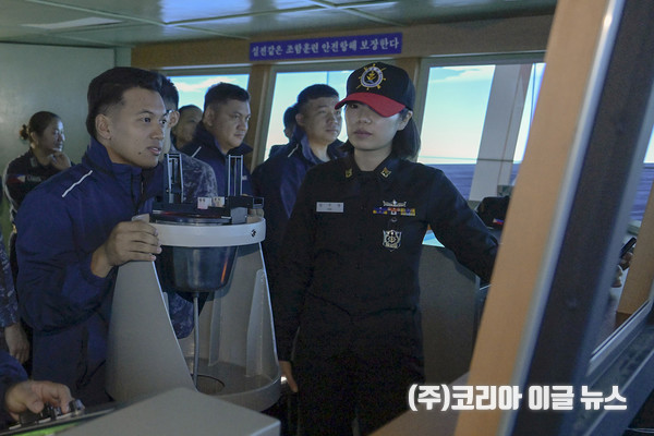 22일, 필리핀해군 라자술라이만함 승조원들이 실제 함정과 유사한 모의장비가 설치된 해군교육사 조함훈련장에서 조함실습을 하고 있다.   (사진/제공=정훈실 하사 홍성민)